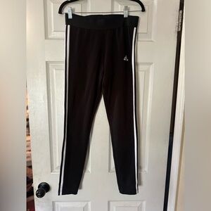 NWT! Classic 3 Stripe Adidas legging in Medium!